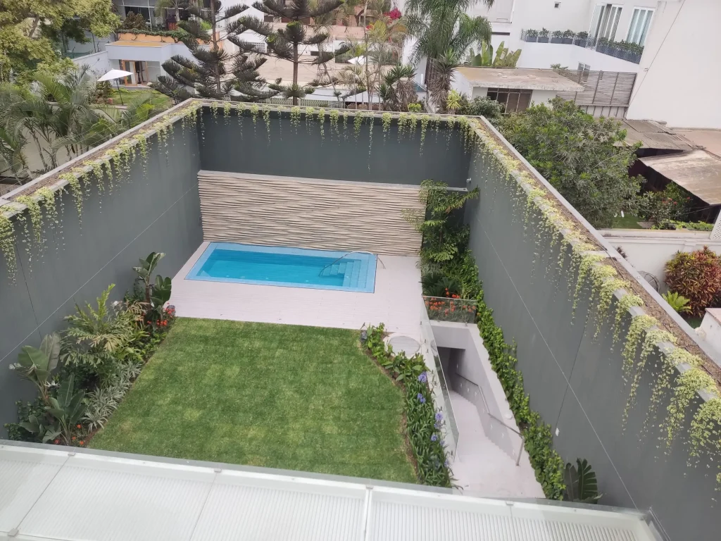 Construcción de Piscina y Jardín